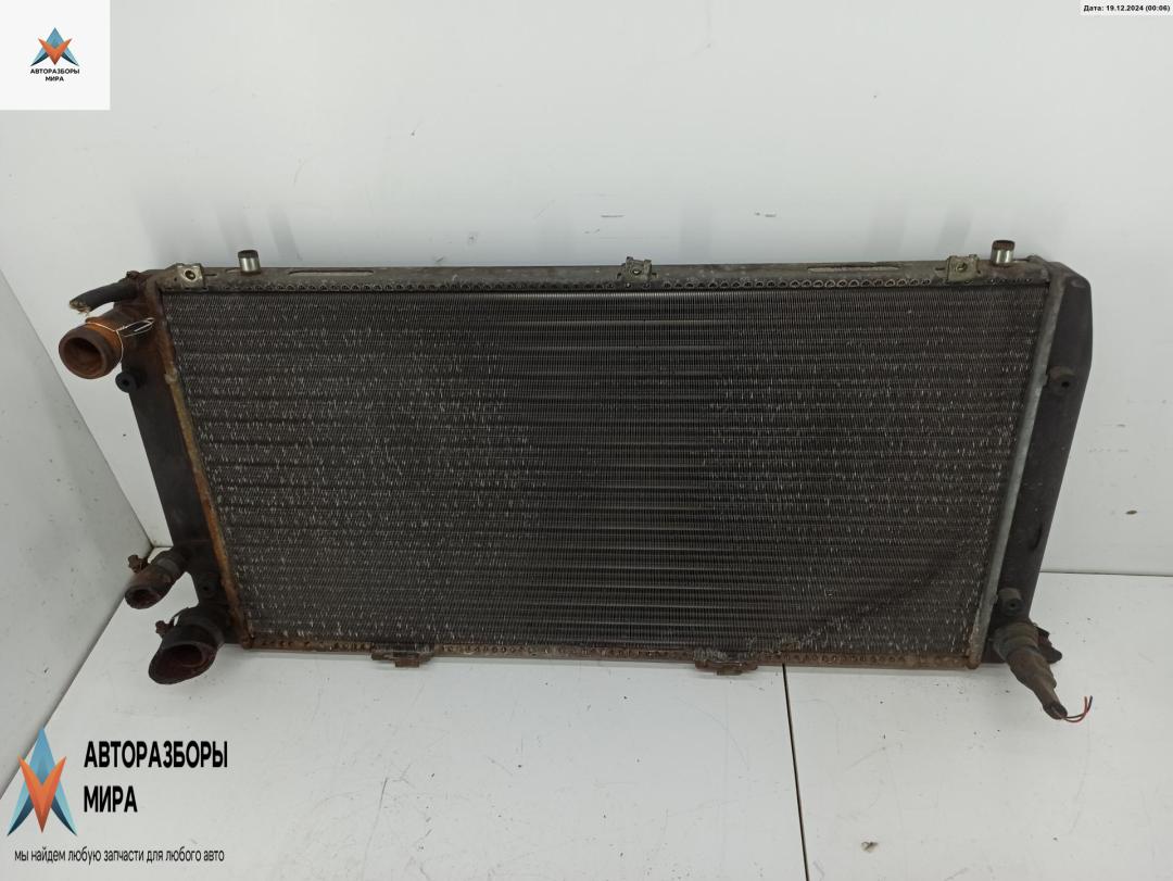 радиатор охлаждения Audi 80 8A/B3 1990, 1.6 л., бензин, МКПП, красный, седан - фото №1