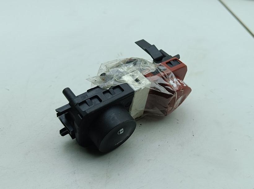 кнопка аварийной сигнализации Renault Scenic II 2004, 1.6 л., бензин, МКПП, красный, минивэн, 8200407415