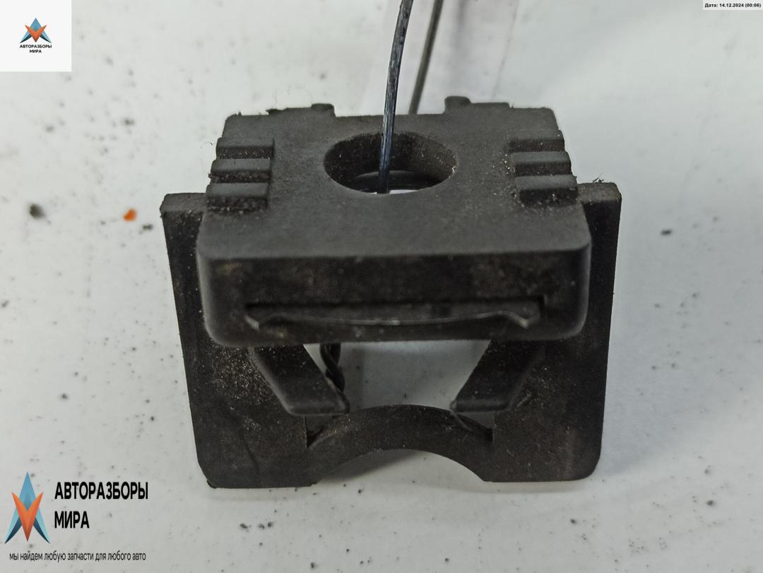 крепление фары левой Audi 80 8A/B3 1990, 1.6 л., бензин, МКПП, красный, седан - фото №1