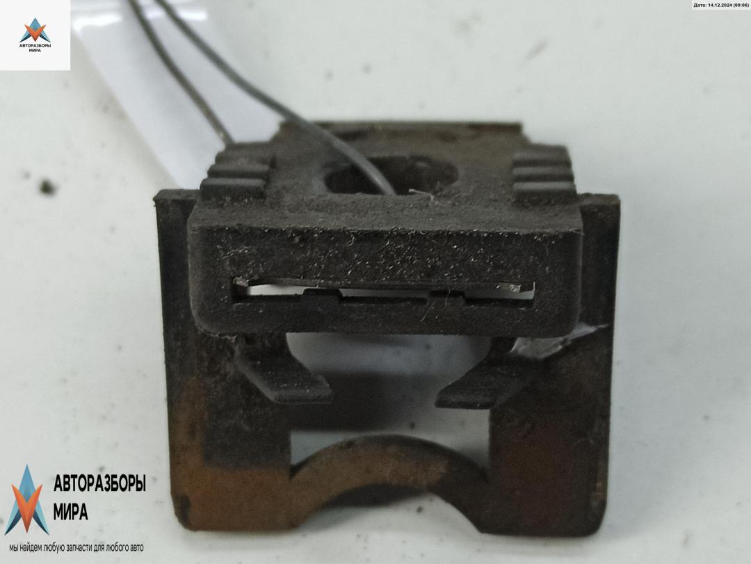 крепление фары правой Audi 80 8A/B3 1990, 1.6 л., бензин, МКПП, красный, седан - фото №1