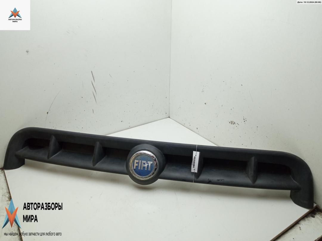 решетка радиатора Fiat Doblo 1 поколение 2003, белый, фургон, 735268388 - фото №1