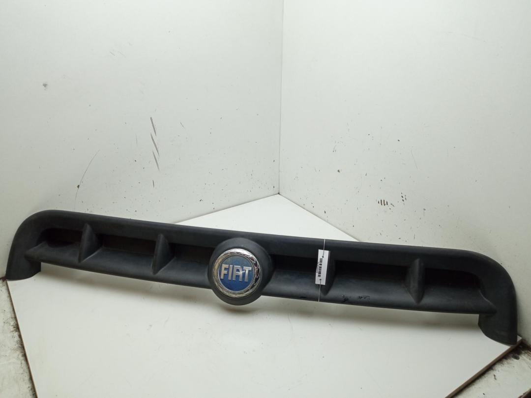 решетка радиатора Fiat Doblo 2003, белый, фургон, 735268388