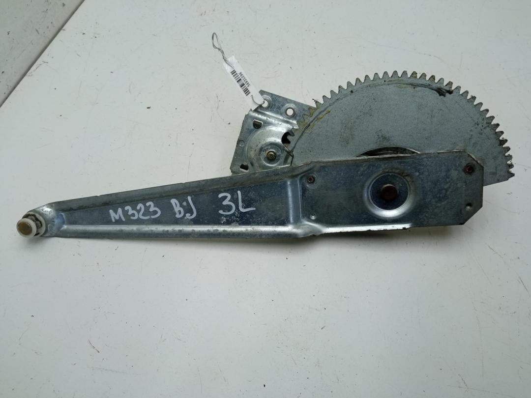 стеклоподъемник задний левый Mazda 323 BJ 1999, 1.5 л., бензин, МКПП, зелёный, хетчбэк 5 дв.