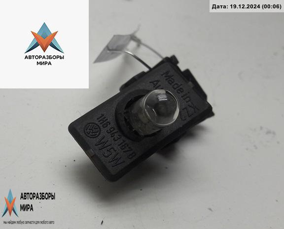 подсветка номера Volkswagen Golf 3 поколение 1994, 1.4 л., бензин, МКПП, синий, хетчбэк 5 дв., 1H6943167B - фото №1