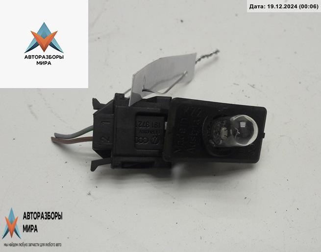 подсветка номера Volkswagen Golf 3 поколение 1994, 1.4 л., бензин, МКПП, синий, хетчбэк 5 дв., 1H6943167B - фото №1