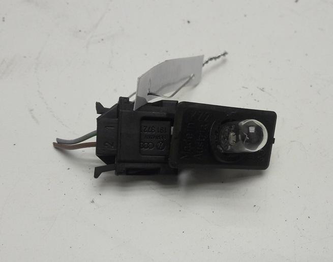 подсветка номера Volkswagen Golf 3 поколение 1994, 1.4 л., бензин, МКПП, синий, хетчбэк 5 дв., 1H6943167B - фото №1