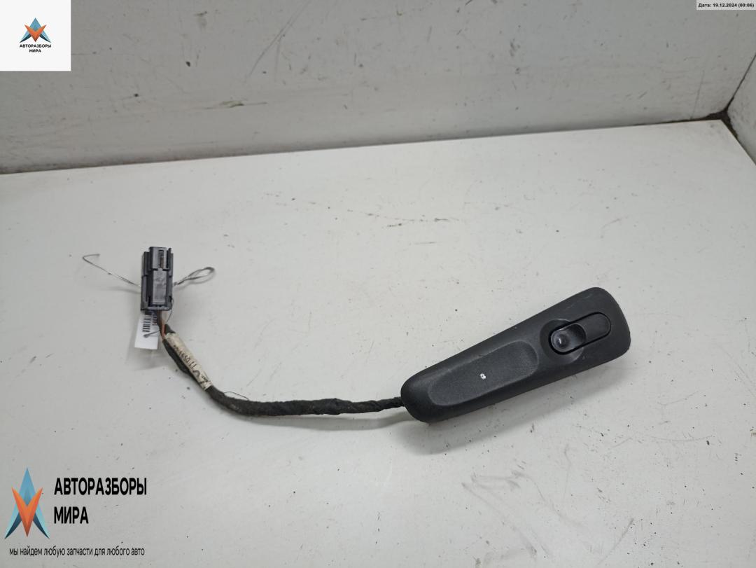 кнопка стеклоподъемника переднего правого Opel Omega B 1996, 2.0 л., бензин, МКПП, синий, универсал, 90438547 - фото №1