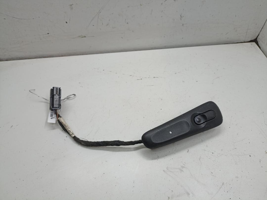 кнопка стеклоподъемника переднего правого Opel Omega B 1996, 2.0 л., бензин, МКПП, синий, универсал, 90438547