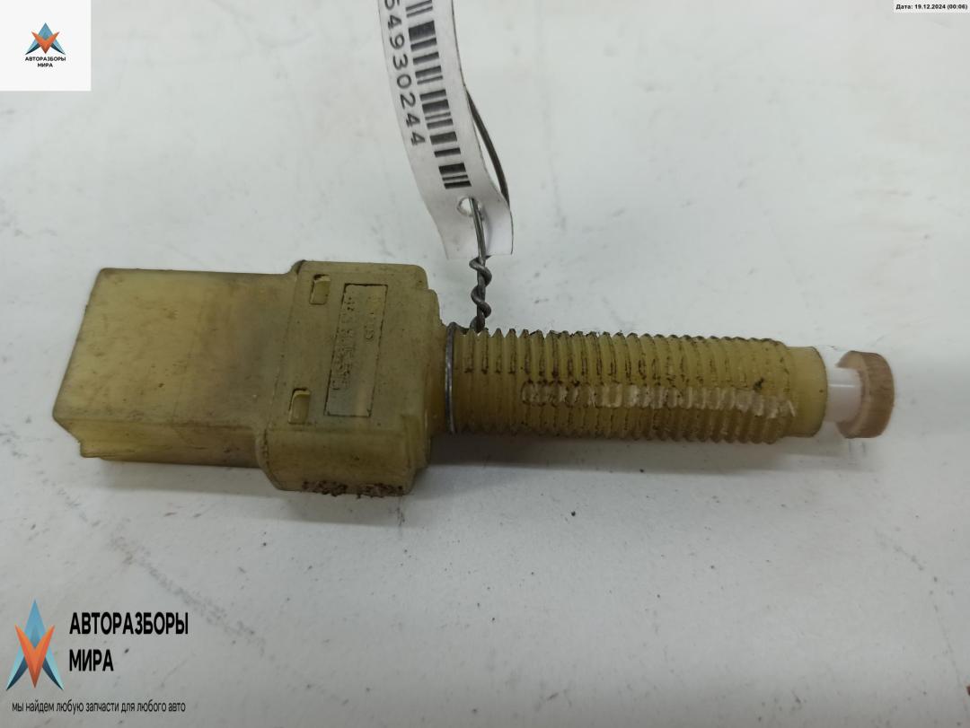 Датчик (включатель) стоп-сигнала Audi 100 4A/C4 1993, 2.0 л., бензин, МКПП, серый, седан, 443945515 - фото №1