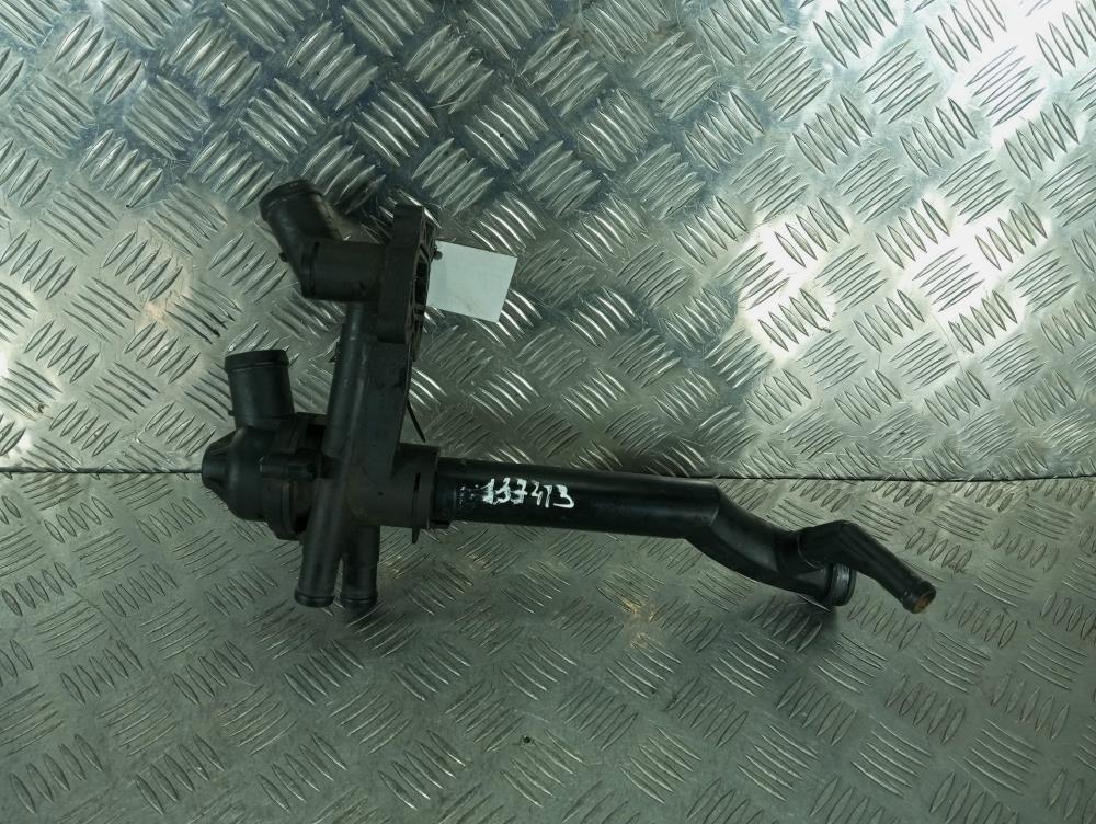 корпус термостата Volkswagen Polo 5 поколение 2009, цвет, 03C121111B - фото №1