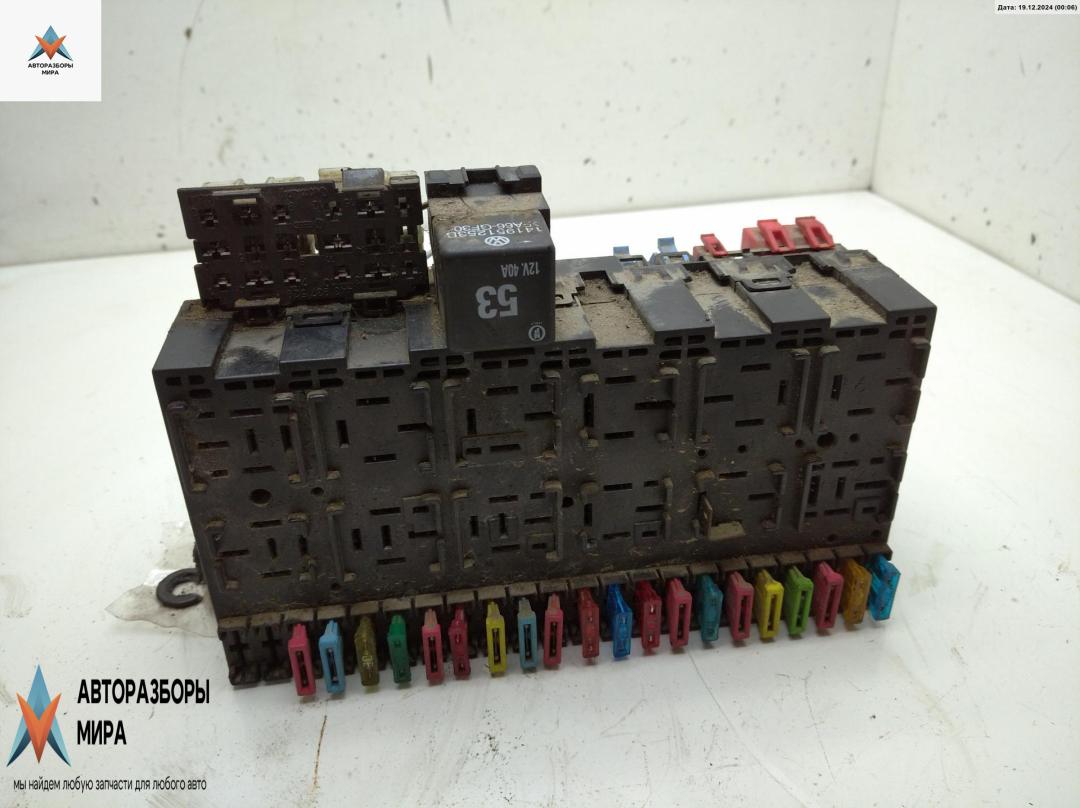 блок предохранителей Volkswagen Transporter T4 1993, 1.9 л., дизель, МКПП, белый, микроавтобус, 357937039 - фото №1