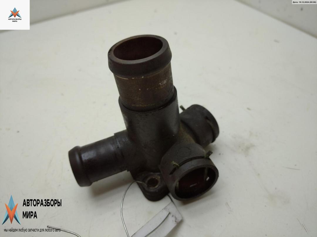 фланец (тройник) системы охлаждения Volkswagen Transporter T4 1995, 1.9 л., дизель, МКПП, жёлтый, микроавтобус, 068121133AB - фото №1