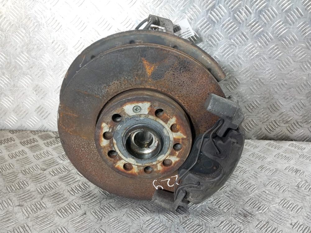 кулак поворотный правый Volkswagen Golf 6 поколение 2009, цвет - фото №1