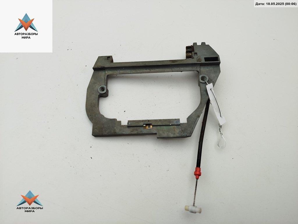 Корпус (держатель) ручки двери задней левой BMW 5 серия E39 1998, 2.0 л., бензин, МКПП, серый, универсал, 8236645 - фото №1