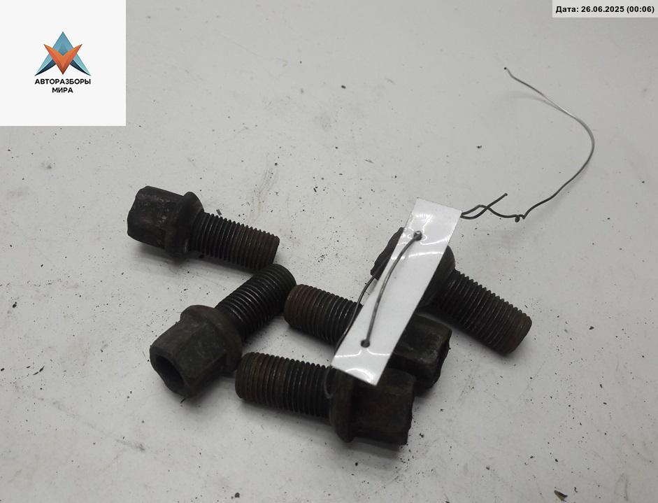 болт колесный Volkswagen Bora 1 поколение 1999, 1.6 л., бензин, МКПП, серый, седан - фото №1