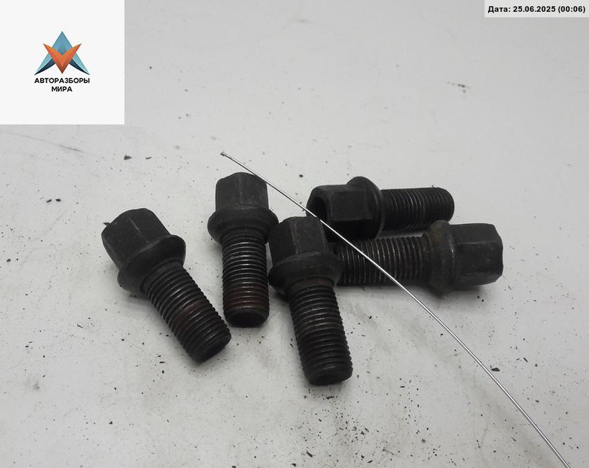 болт колесный Volkswagen Passat B5 1997, 1.8 л., бензин, МКПП, синий, универсал - фото №1