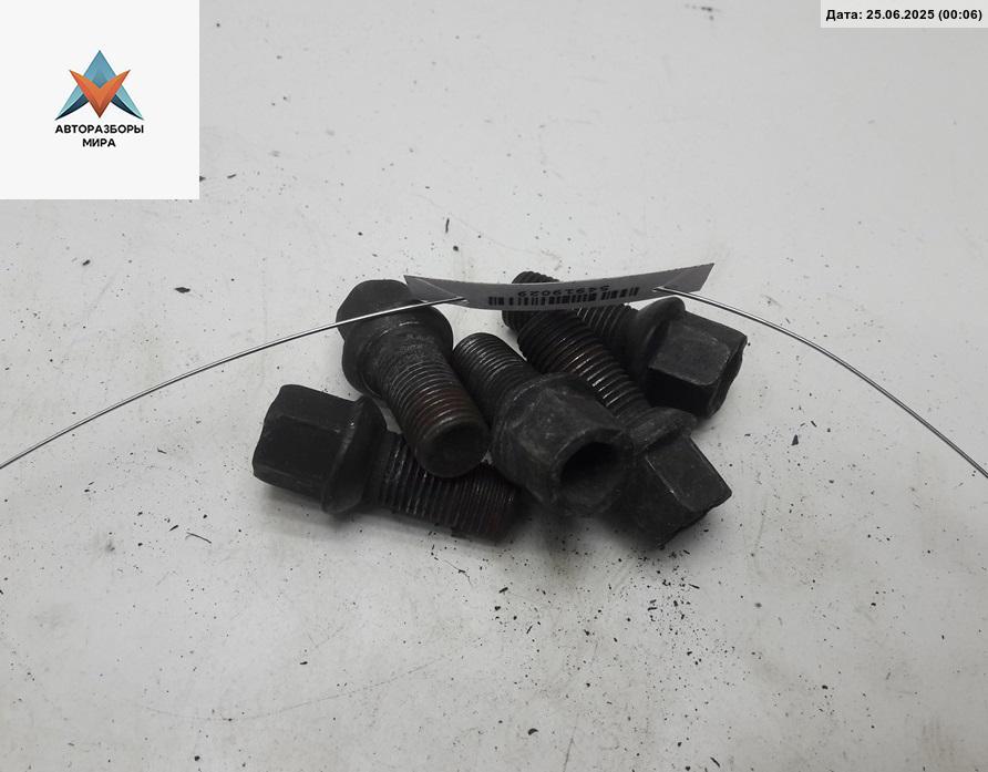 болт колесный Volkswagen Passat B5 1997, 1.8 л., бензин, МКПП, синий, универсал - фото №1