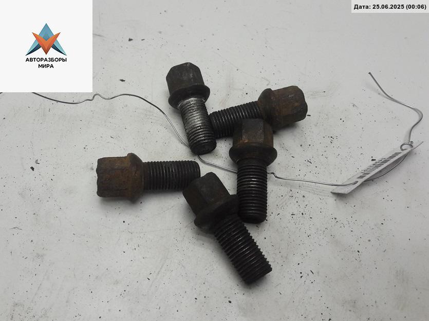 болт колесный Volkswagen Passat B5 1997, 1.8 л., бензин, МКПП, синий, универсал - фото №1