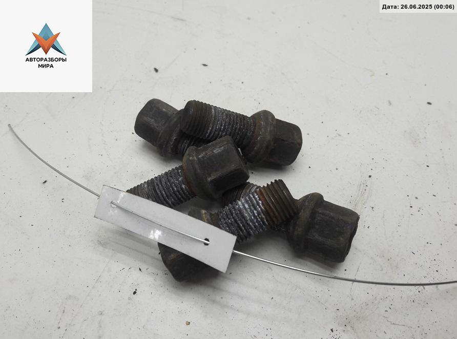 болт колесный Volkswagen Bora 1 поколение 1999, 1.6 л., бензин, МКПП, серый, седан - фото №1