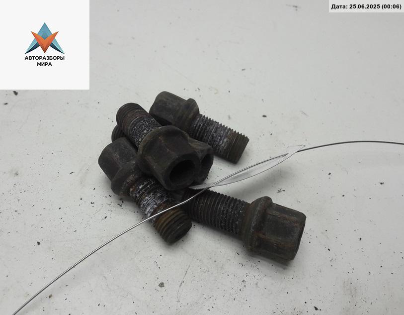 болт колесный Volkswagen Bora 1 поколение 1999, 1.6 л., бензин, МКПП, серый, седан - фото №1