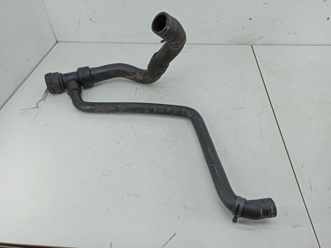 патрубок радиатора Audi A4 B5 1997, 1.6 л., бензин, 8D0121055G - фото №1
