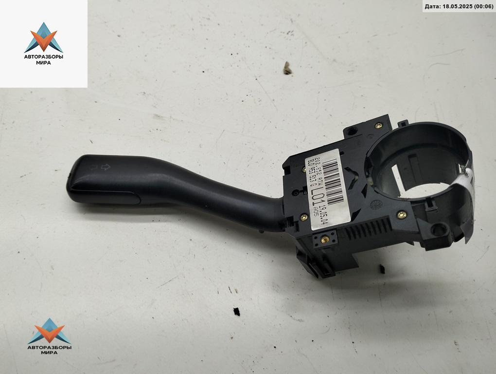 переключатель поворотов Volkswagen Golf 4 поколение 2004, 1.9 л., дизель, МКПП, серый, универсал, 8L0953513G - фото №1