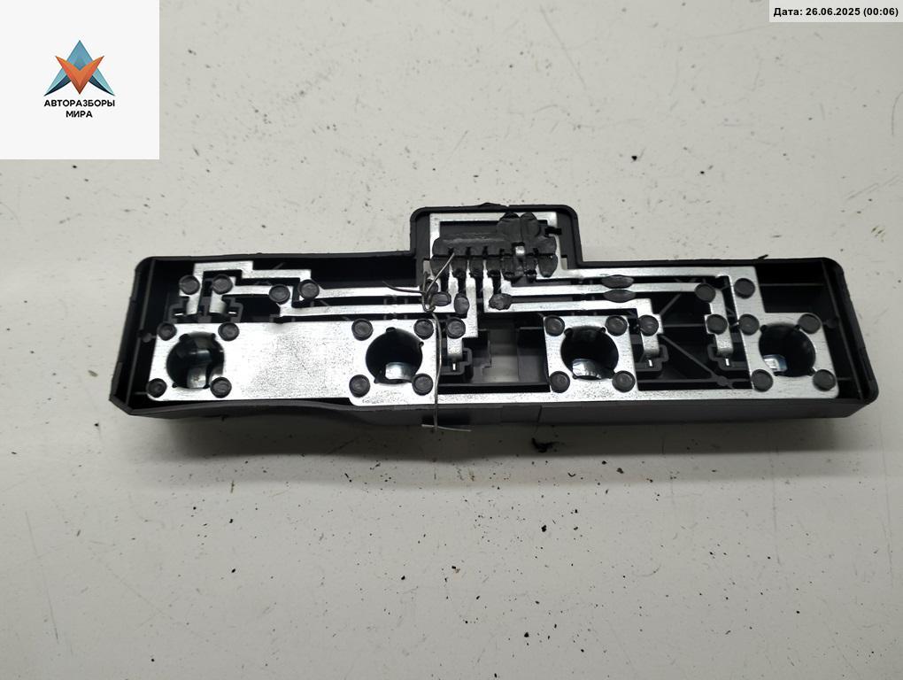 панель заднего левого фонаря Skoda Octavia mk1 (A4 1U) 2003, 2.0 л., бензин, МКПП, серый, универсал, 1U9945257 - фото №1