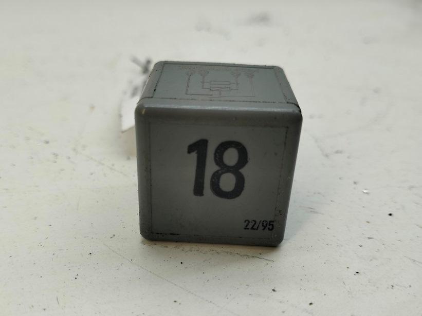 реле (прочие) Volkswagen Passat B4 1995, 1.6 л., бензин, МКПП, белый, универсал, 191937503