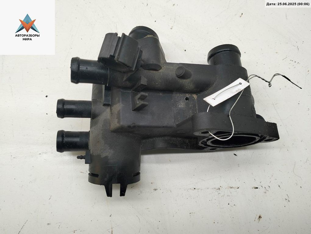 корпус термостата Volkswagen Golf 4 поколение 2000, 1.4 л., бензин, МКПП, красный, хетчбэк 5 дв., 032121111 - фото №1