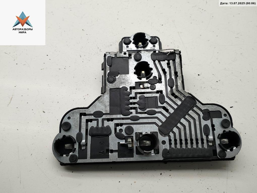 панель заднего левого фонаря Volkswagen Golf 3 поколение 1996, 1.8 л., бензин, МКПП, синий, кабриолет, 1H6945257 - фото №1