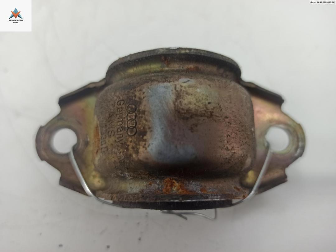 крепление стабилизатора / втулки стабилизатора Audi A4 B5 1996, 1.6 л., бензин, АКПП, серый, седан, 4D0411336D - фото №1