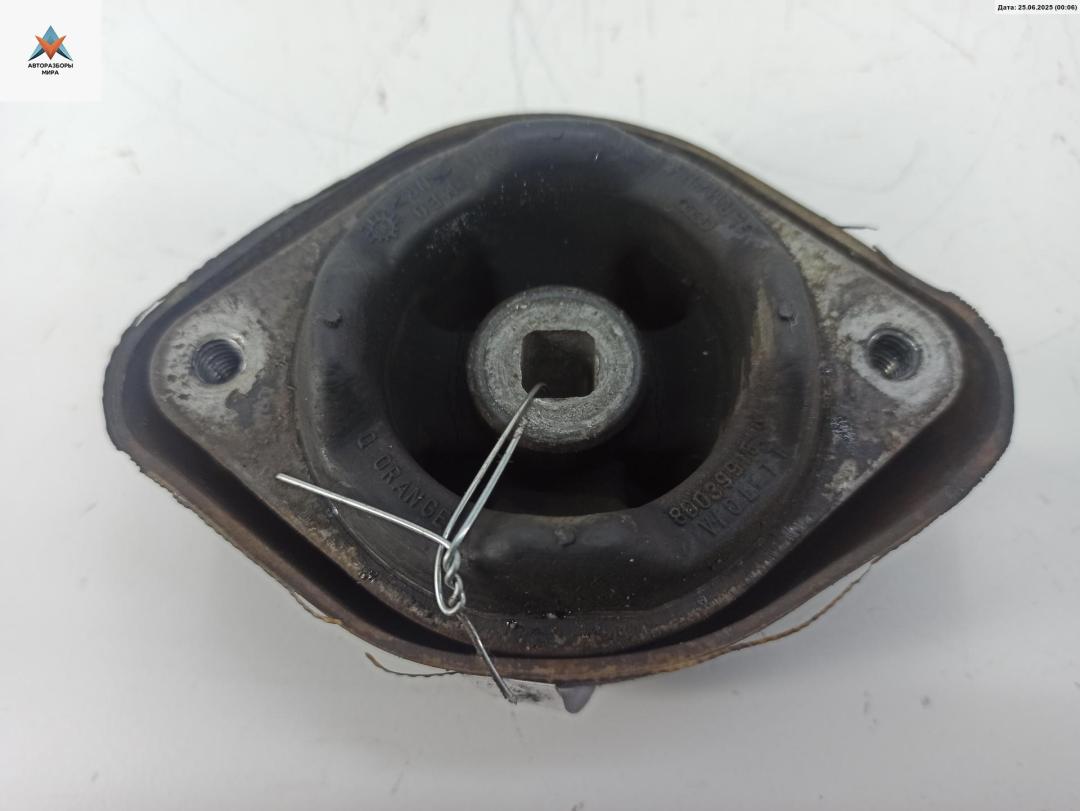 подушка крепления КПП Audi A4 B5 1996, 1.6 л., бензин, АКПП, серый, седан, 8D0399151N - фото №1