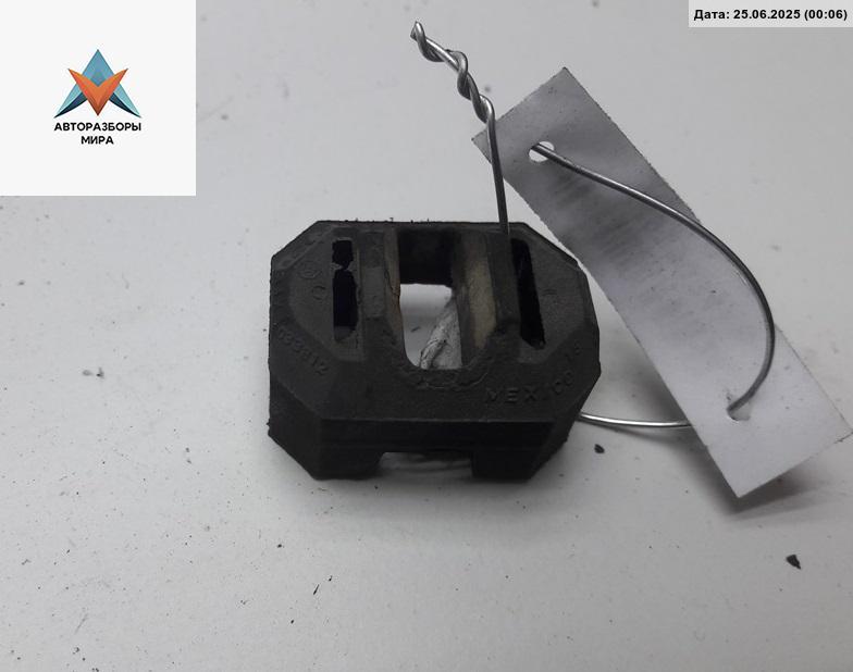 кронштейн радиатора Volkswagen Golf 3 поколение 1999, 1.8 л., бензин, МКПП, синий, кабриолет, 1HM121267F - фото №1