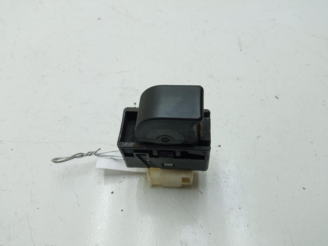 кнопка стеклоподъемника заднего правого Nissan Primera P11 2000, 1.8 л., бензин, МКПП, серый, хетчбэк 5 дв. - фото №1