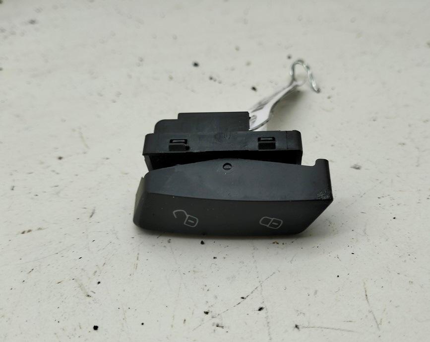 кнопка центрального замка Volkswagen Passat B7 USA 2012, 2.5 л., бензин, АКПП, синий, седан, 561962126
