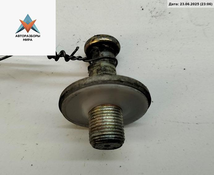 ответная часть (скоба) замка двери Volkswagen Passat B4 1995, 1.6 л., бензин, МКПП, белый, универсал - фото №1