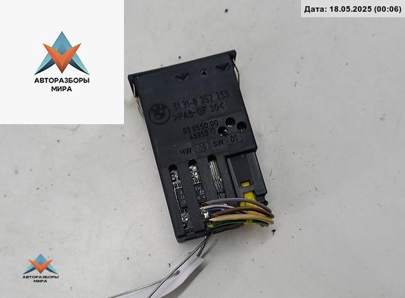 кнопка обогрева сидений BMW 5 серия E39 1996, 2.5 л., бензин, МКПП, красный, седан, 8352259 - фото №1