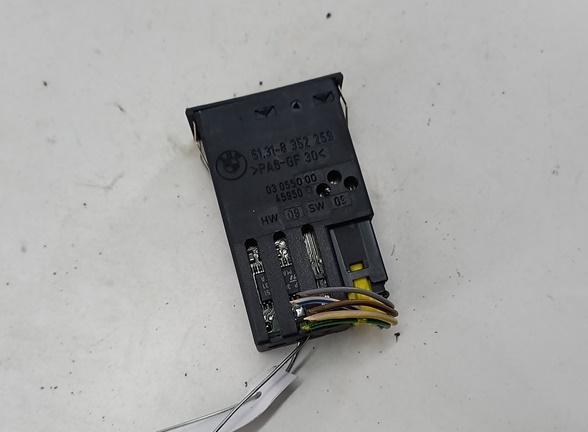 кнопка обогрева сидений BMW 5 E39 1996, 2.5 л., бензин, МКПП, красный, седан, 8352259