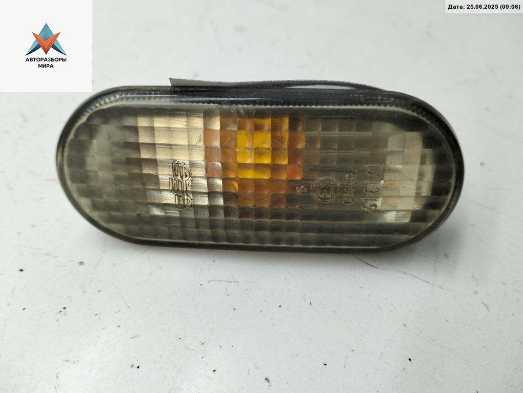 повторитель передний левый Volkswagen Passat B5 1998, 1.9 л., дизель, МКПП, синий, седан, 3B0949117C - фото №1