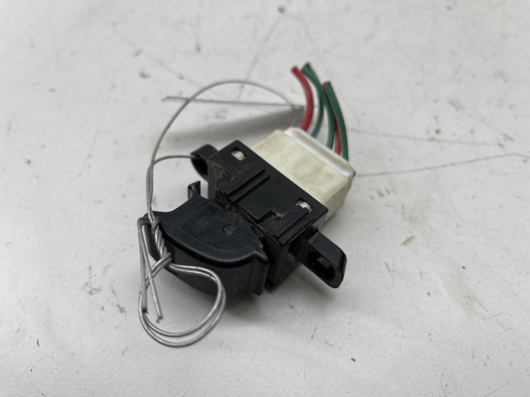 кнопка стеклоподъемника переднего правого Mazda Premacy 2004, 1.8 л., бензин, МКПП, серый, минивэн, 358-3U40
