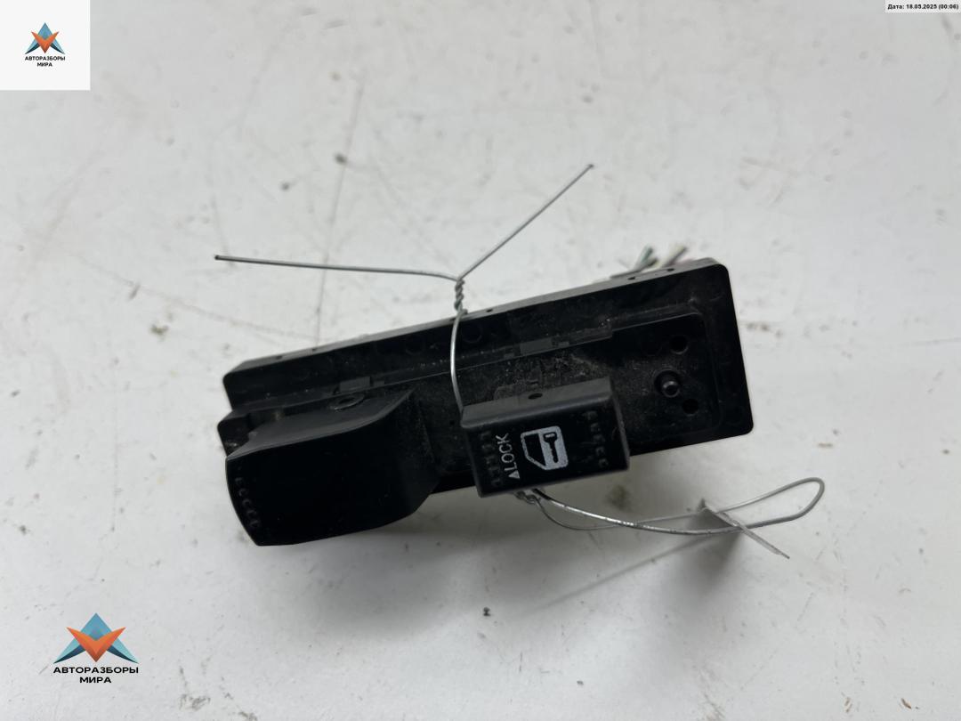 кнопка стеклоподъемника переднего правого Suzuki SX4 1 поколение 2007, 2.0 л., бензин, МКПП, серый, внедорожник 5 дв. - фото №1