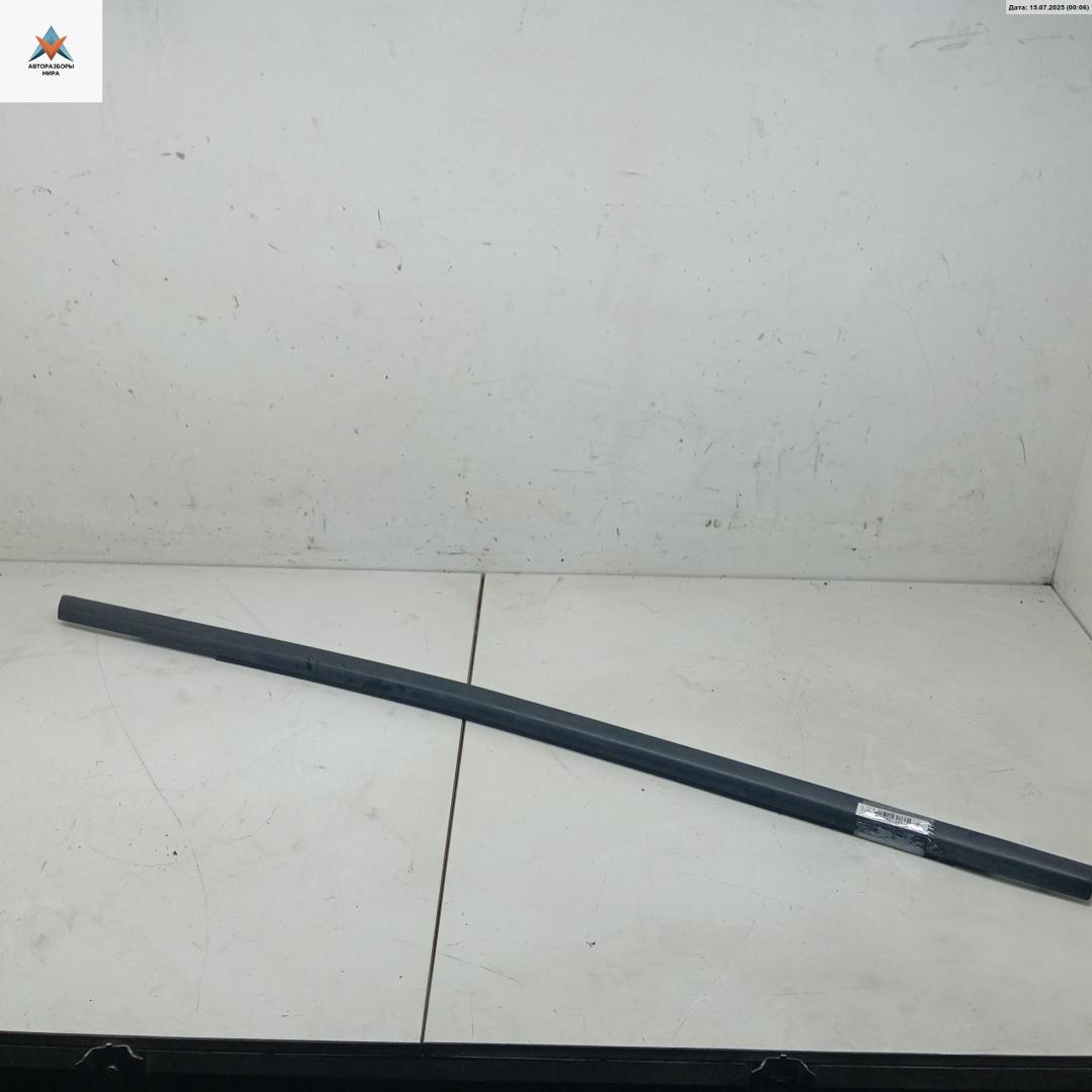 Молдинг стекла двери задней левой наружный Ford Focus 3 поколение 2012, 1.6 л., дизель, МКПП, серый, универсал - фото №1