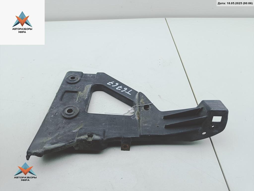 кронштейн переднего бампера Audi A6 4F/C6 2004, 3.2 л., бензин, АКПП, чёрный, седан, 4F0807227 - фото №1