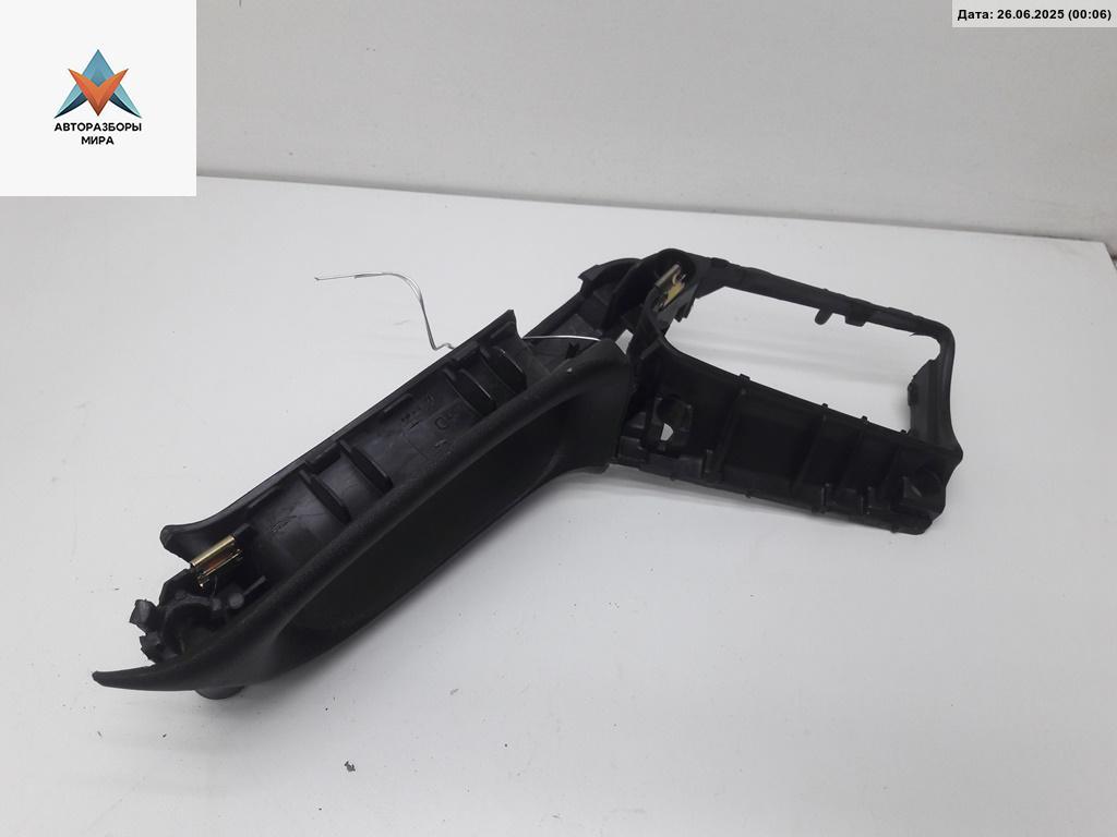 Корпус (держатель) ручки двери задней левой Volkswagen Golf 3 поколение 1997, 1.6 л., бензин, МКПП, красный, хетчбэк 5 дв., 1H4867179D - фото №1