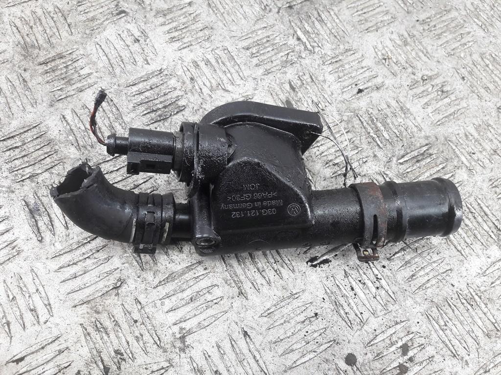 фланец (тройник) системы охлаждения Volkswagen Passat B6 2005, 2.0 л., дизель, МКПП, серый, универсал, 03G121132 - фото №1