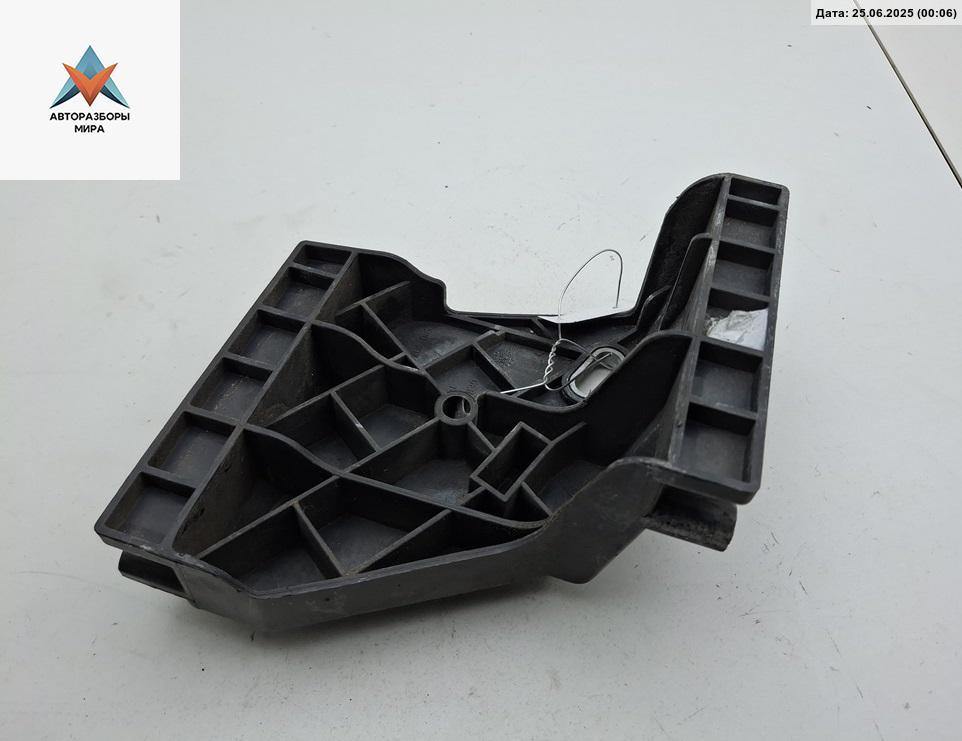 кронштейн заднего бампера Audi A8 D2/4D 1998, 4.2 л., бензин, АКПП, синий, седан, 4D0807571 - фото №1