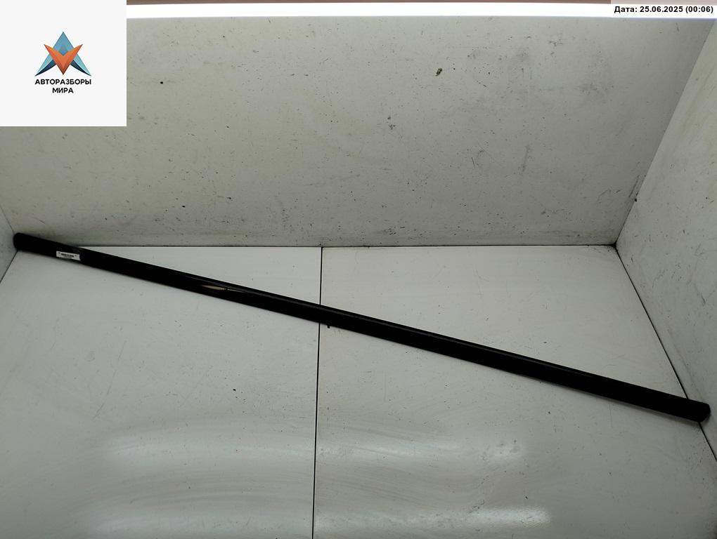 молдинг двери передней левой Volkswagen Golf 4 поколение 2002, 1.6 л., бензин, МКПП, чёрный, хетчбэк 3 дв., 1J3853515B - фото №1