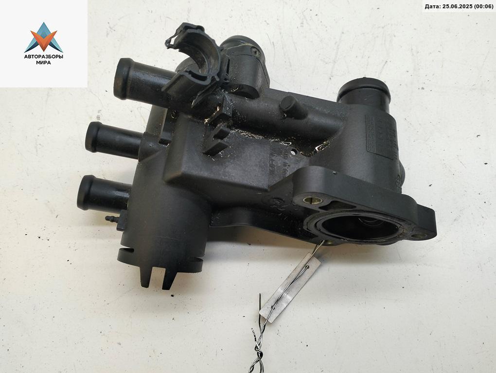 корпус термостата Volkswagen Golf 4 поколение 2002, 1.6 л., бензин, МКПП, чёрный, хетчбэк 3 дв., 032121121J - фото №1