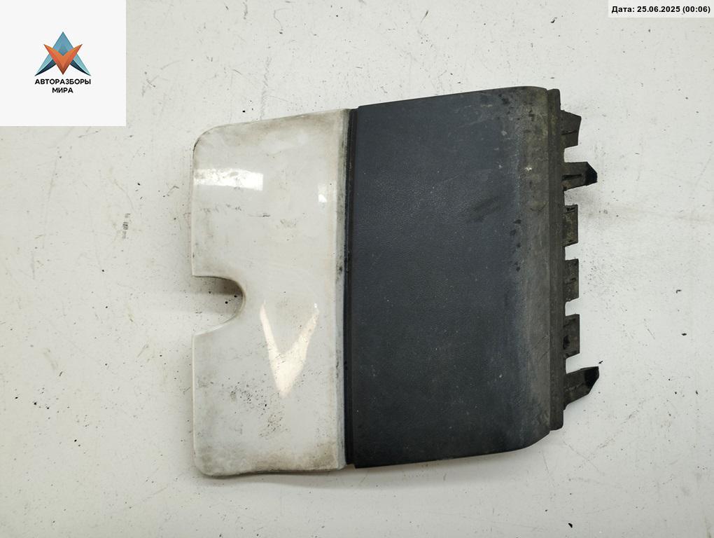 заглушка (решетка) в бампер Volkswagen Passat B4 1995, 1.6 л., бензин, МКПП, белый, универсал, 3A9807441B - фото №1