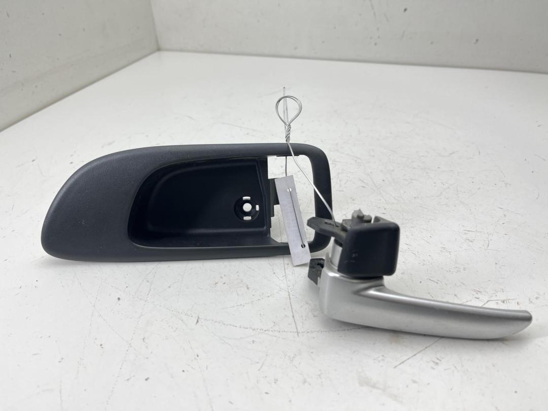 ручка внутренняя задняя левая Mazda 6 GG/GY 2005, 2.0 л., бензин, МКПП, красный, хетчбэк 5 дв.